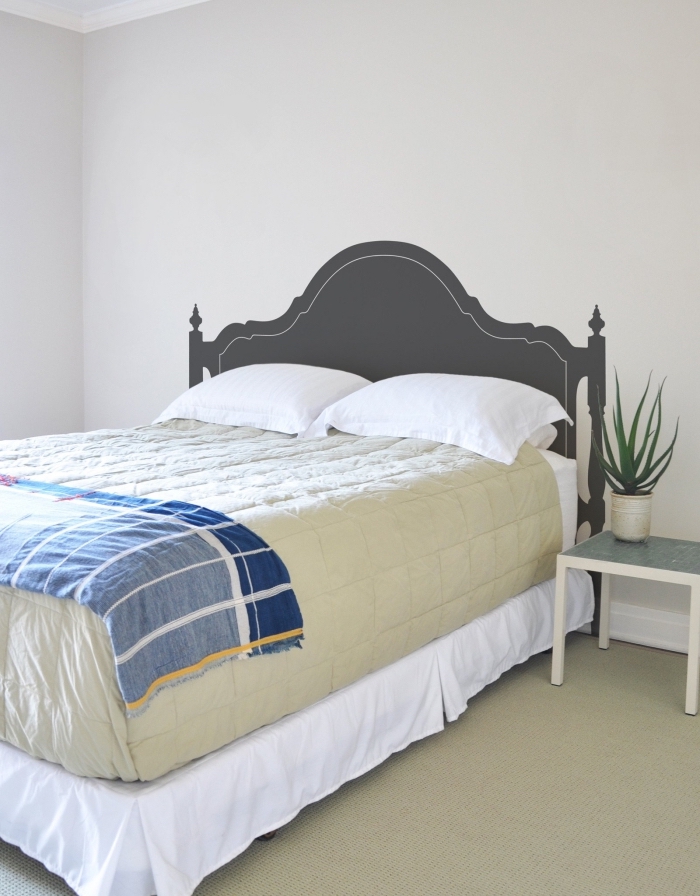 comment décorer une petite chambre à coucher en couleurs neutres, fabriquer une tete de lit originale en peinture grise
