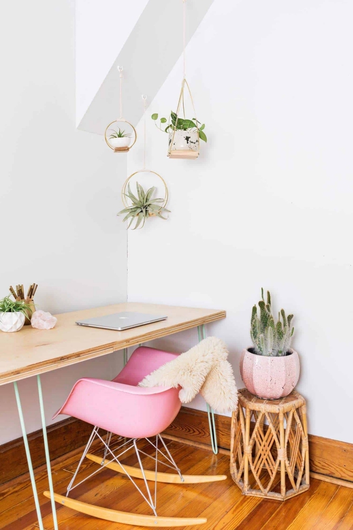 idée déco bureau à domicile avec plantes vertes, design pièce blanche et bois avec suspension fleur en métal