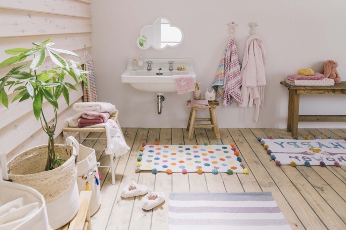 amenagement salle de bain pour fille avec sol en carrelage aspect bois et murs blancs, modèles de meubles en bois pour enfant