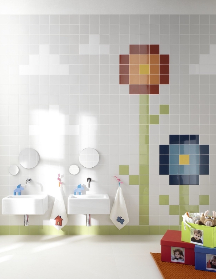 idee deco salle de bain pour deux enfants avec double vasque, exemple décoration murale avec carrelage en formes florales