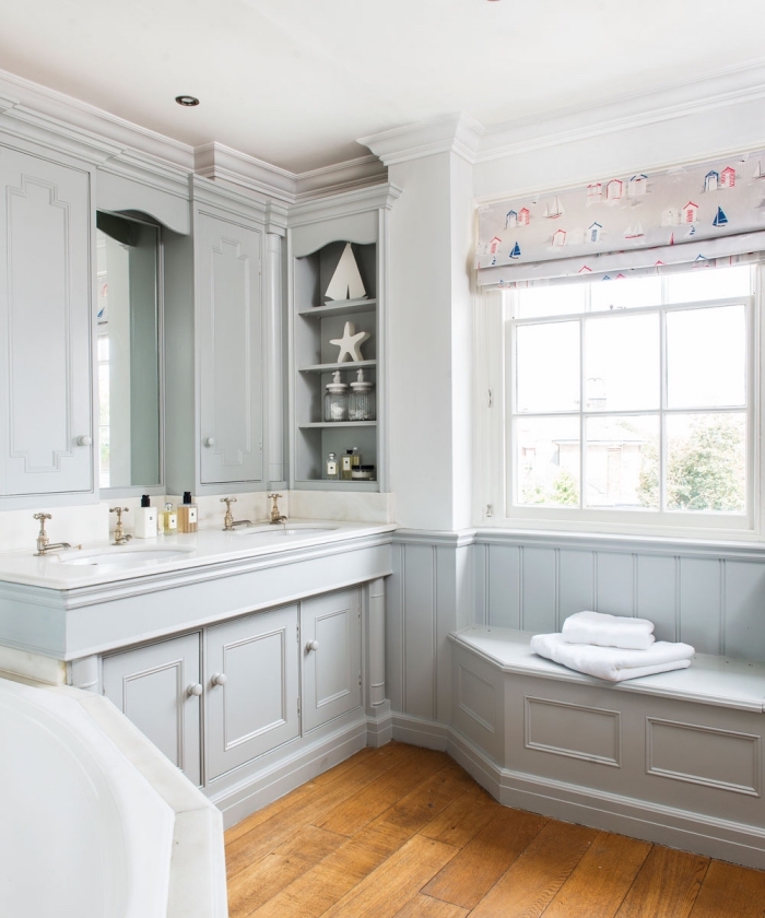 salle de bain blanche et bois avec armoires gris clair, idée rangement vertical ouvert pour une salle d'eau enfant