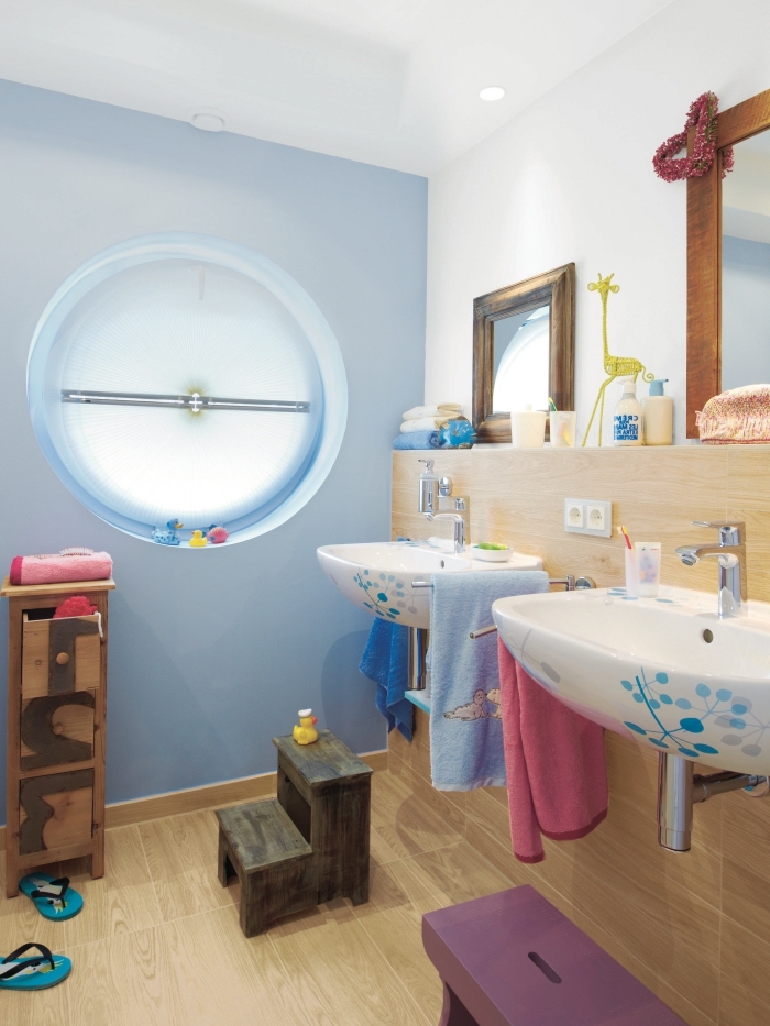 salle de bain deco en couleurs, exemple comment aménager une salle d'eau avec marche-pieds pour enfants