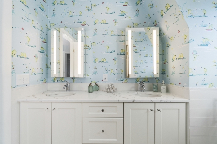 salle de bain deco pour enfants, idée aménagement salle de bain avec armoires blanches et comptoir à aspect marbre