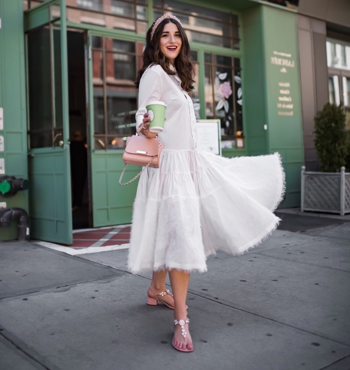 tenue blanche femme avec accessoires en rose, modèle de robe longue et fluide boutonnée combinée avec chaussures plates