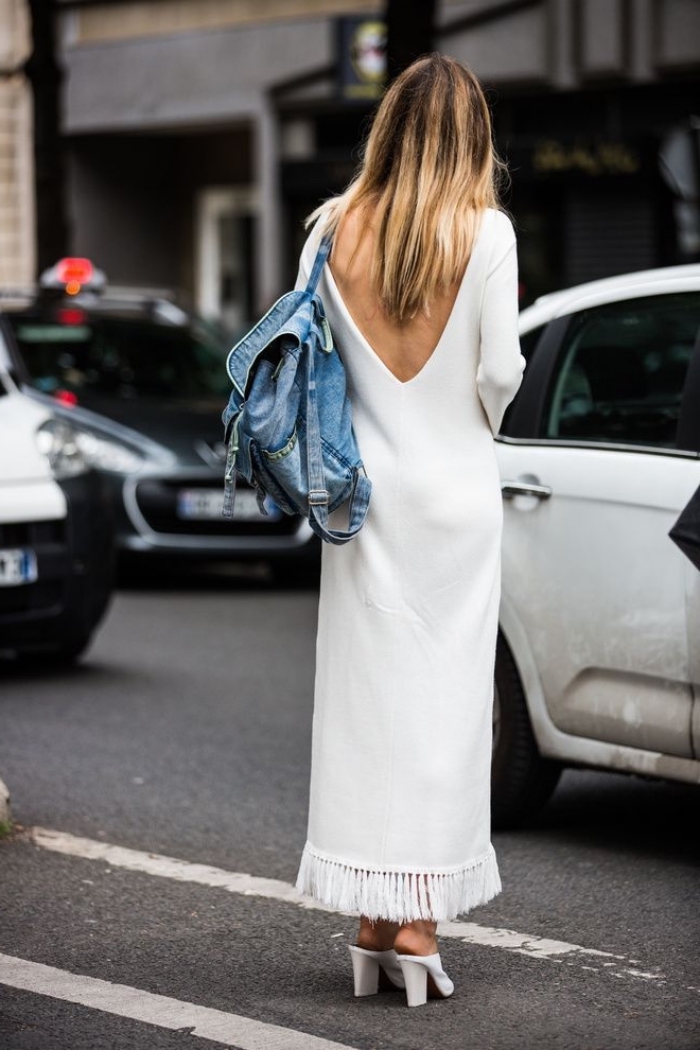 exemple de robe longue blanche à dos ouvert et manches longues accessoirisée avec sac à dos en denim et chaussures ouvertes