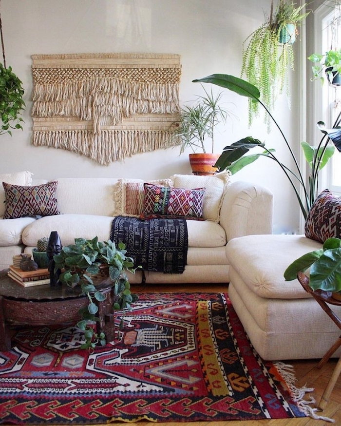 Canapé blanche et fauteuil blanc, idée rotin murale déco, tapis oriental, plante d'intérieur, inspiration plante d'intérieur haute déco
