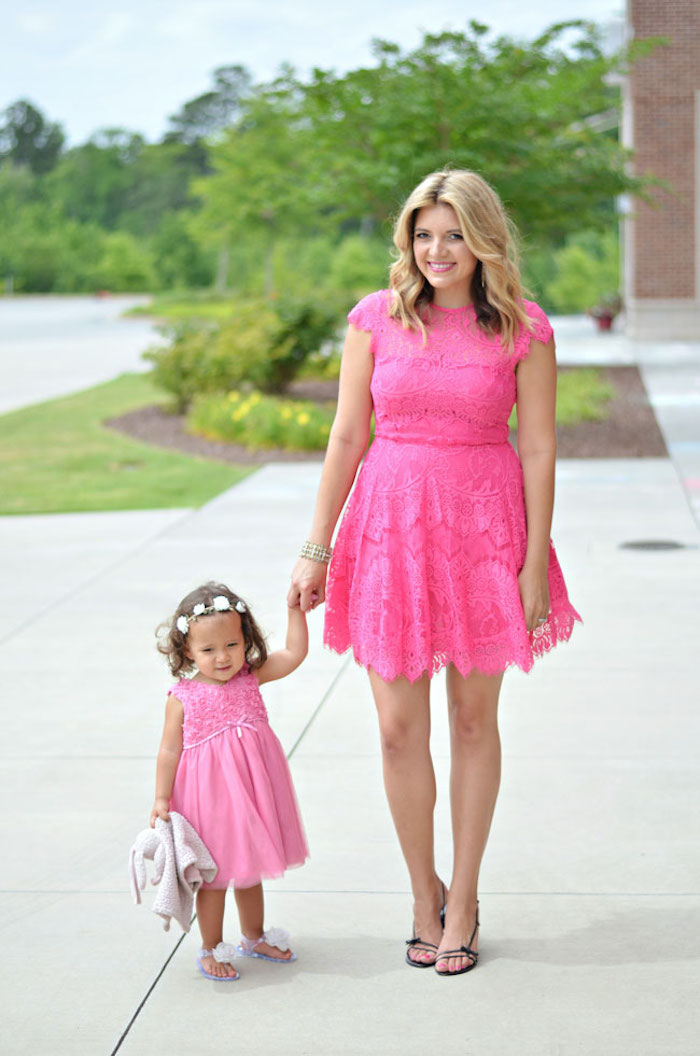 Idée vetement assorti famille, tenue chic femme et sa fille premier anniversaire robe rose en dentelle