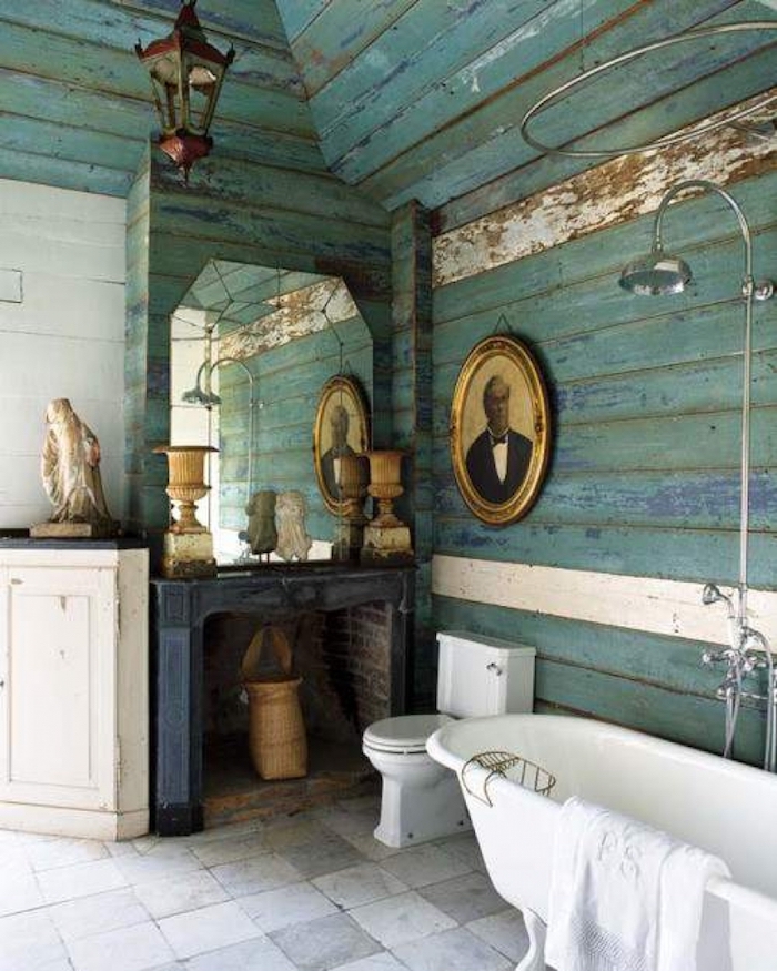 Vintage salle de bain en vert et blanc, cabine look murs bois peinte en vert-bleu, idée aménagement salle de bain, inspiration salle de bain