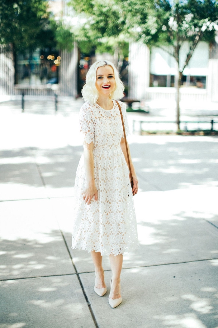 exemple de robe blanche dentelle longueur genoux à manches courtes, idée comment bien s'habiller femme