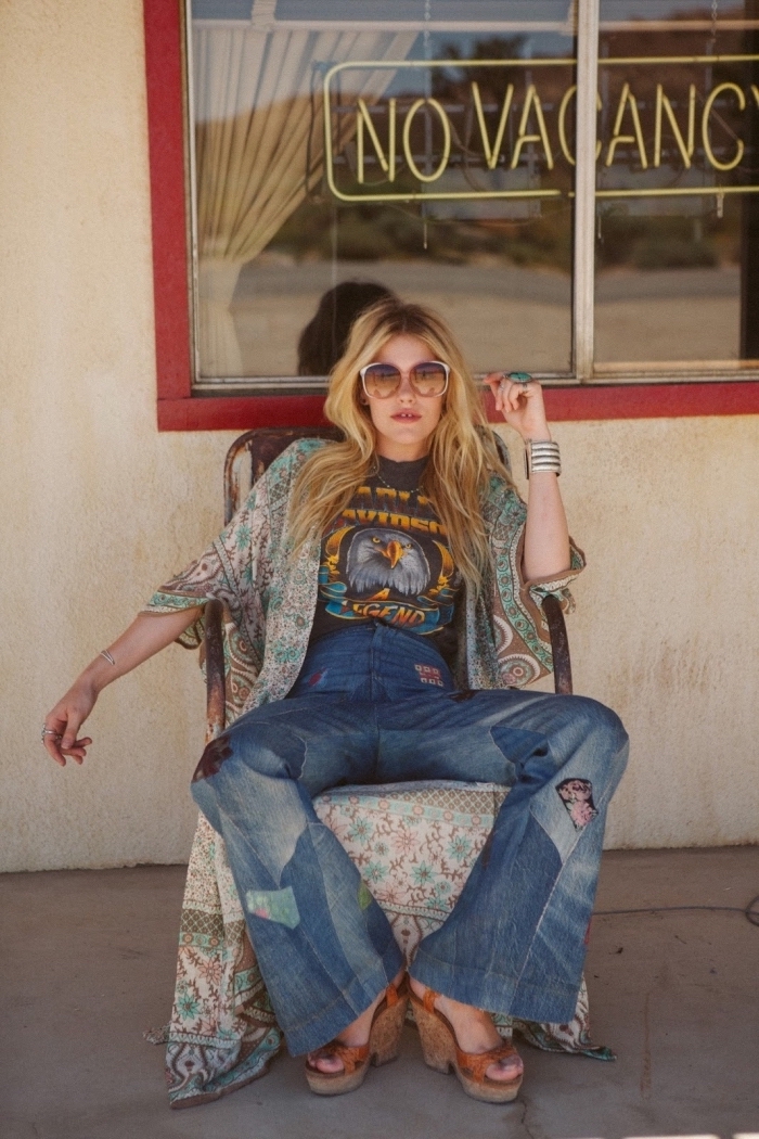 vision hippie chic femme, look hippie en jeans évasé et t-shirt noir avec sandales à plateformes et lunettes de soleil