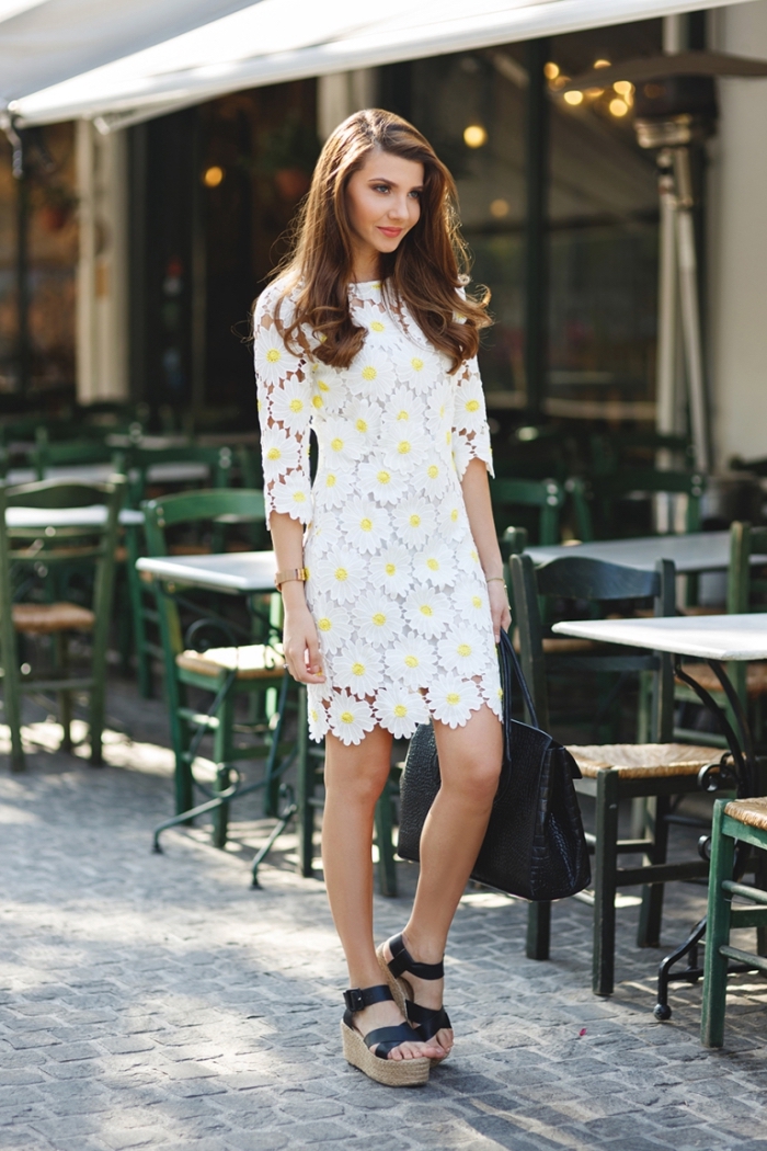 idées de robes de soirée chic de couleur blanc à design fleuri, avec quelle chaussure porter une robe blanche et jaune