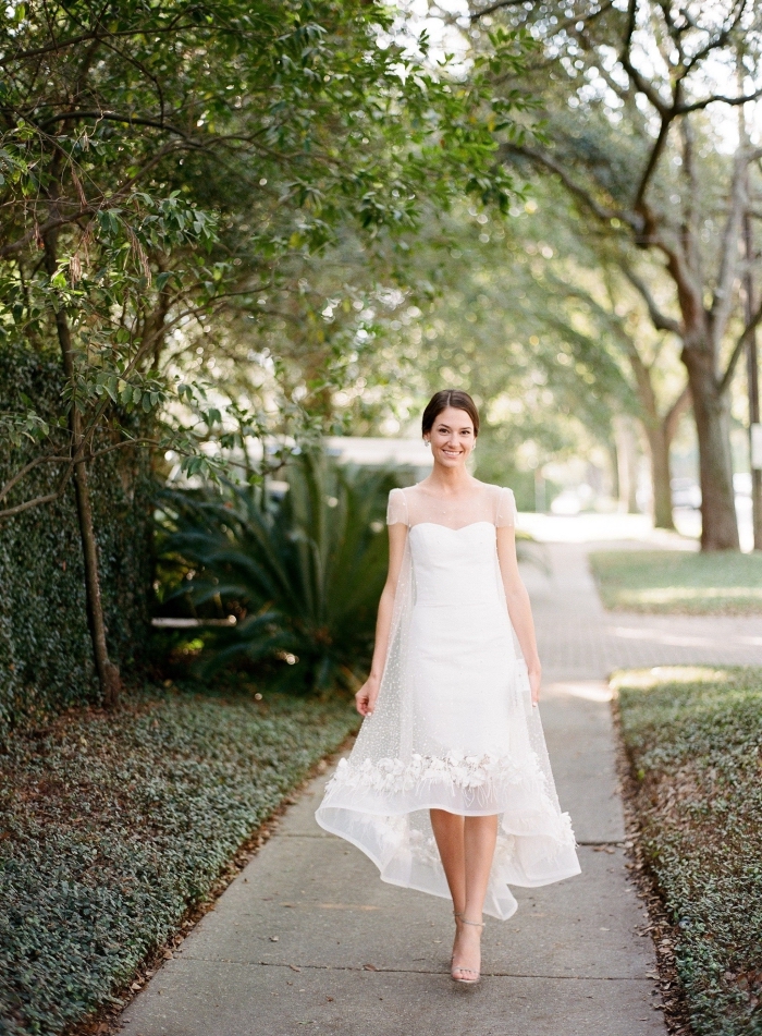 robe longue blanche pour femme mariée, modèle de robe mariage à bustier coeur avec décoration en dentelle florale