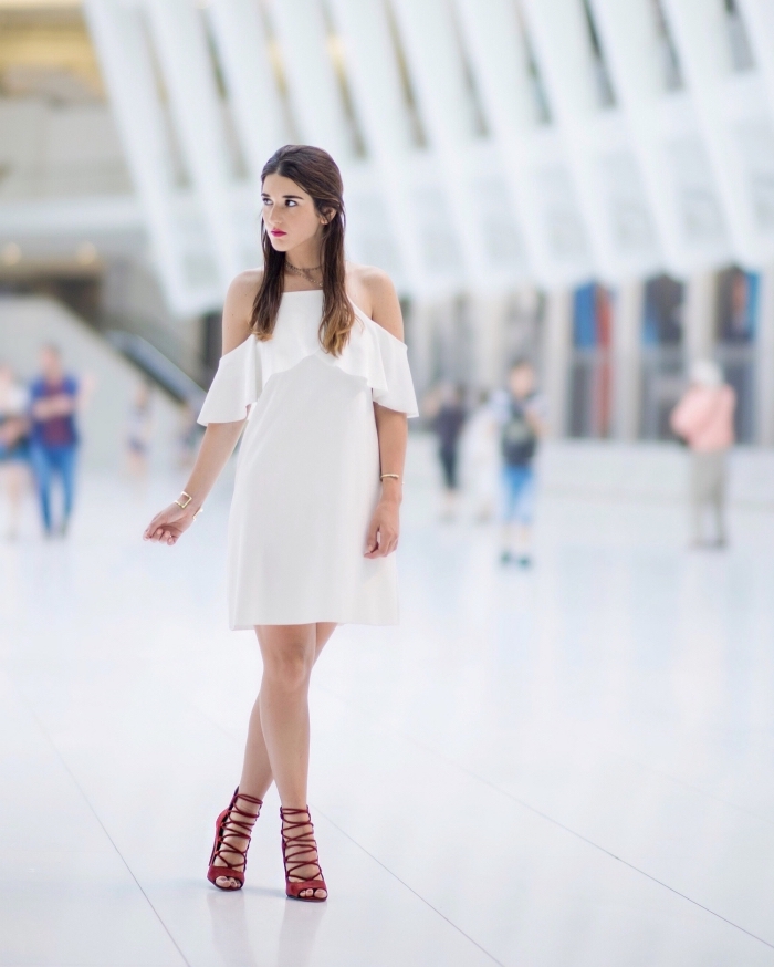 modèle de robe blanche courte à design élégante, avec quelle couleur de chaussures porter une robe blanche