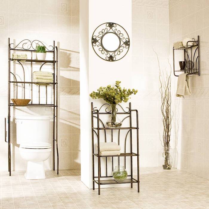 Originale décoration dans la salle de bain chic avec meubles rangement en fer, modele de salle de bain tendance, toilettes et bains moderne