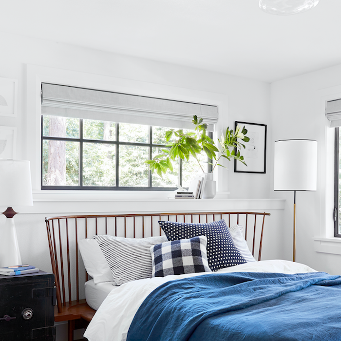 Simple chambre en blanc et bleu, idée plante dans une chambre, deco exotique, chambre boheme