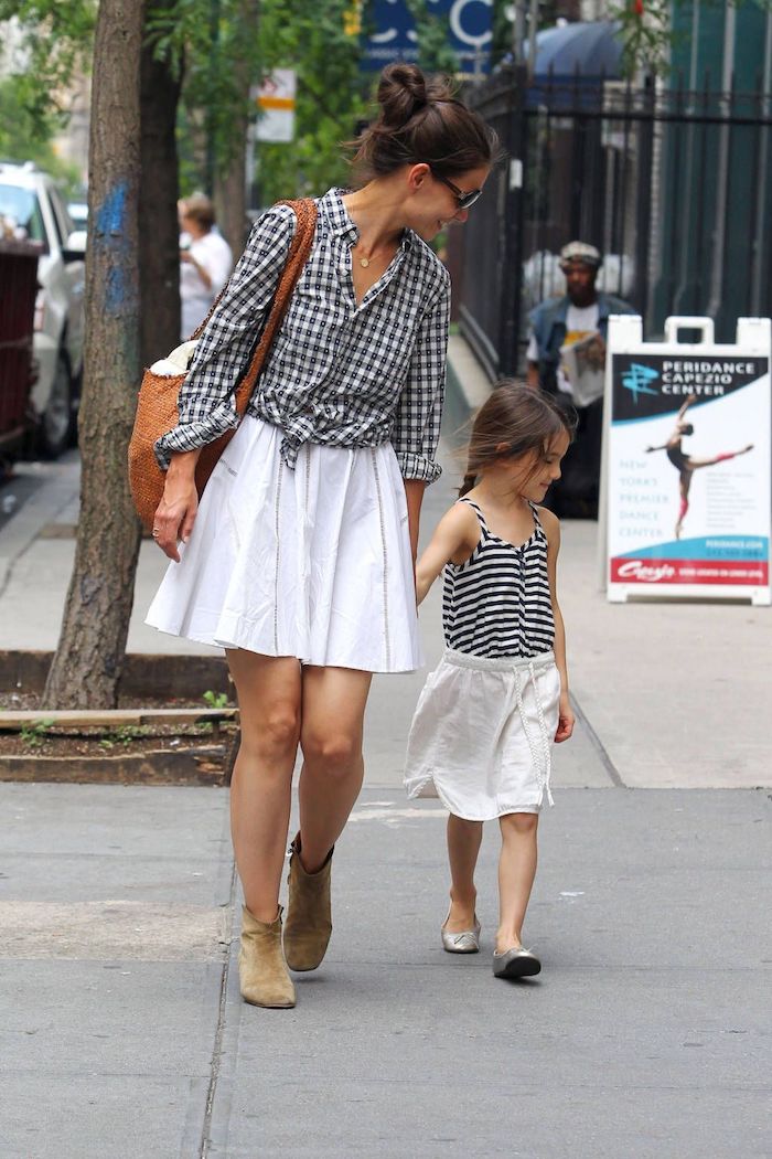 Jupe blanche trapèze et chemise carrée, tenue classe femme, idée de tenue pour mère et fille décontractée