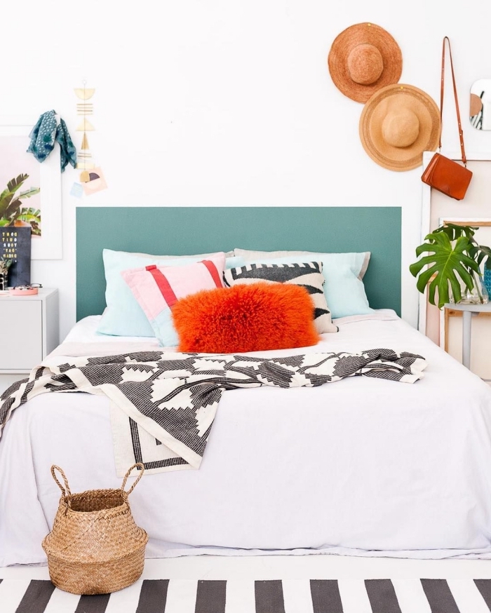 comment décorer une chambre ado de style bohème chic avec accents en fibre végétal, tete de lit maison en peinture murale