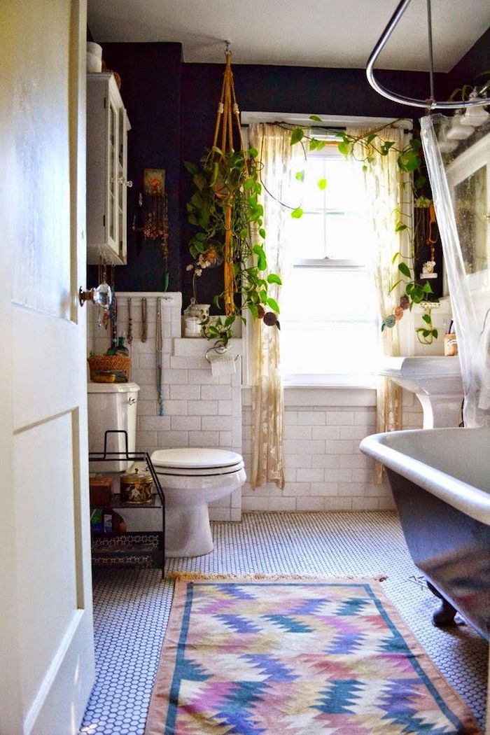 Bohème salle de bain tendance, renouvellement sans réparer avec déco tapis coloré, plantes vertes