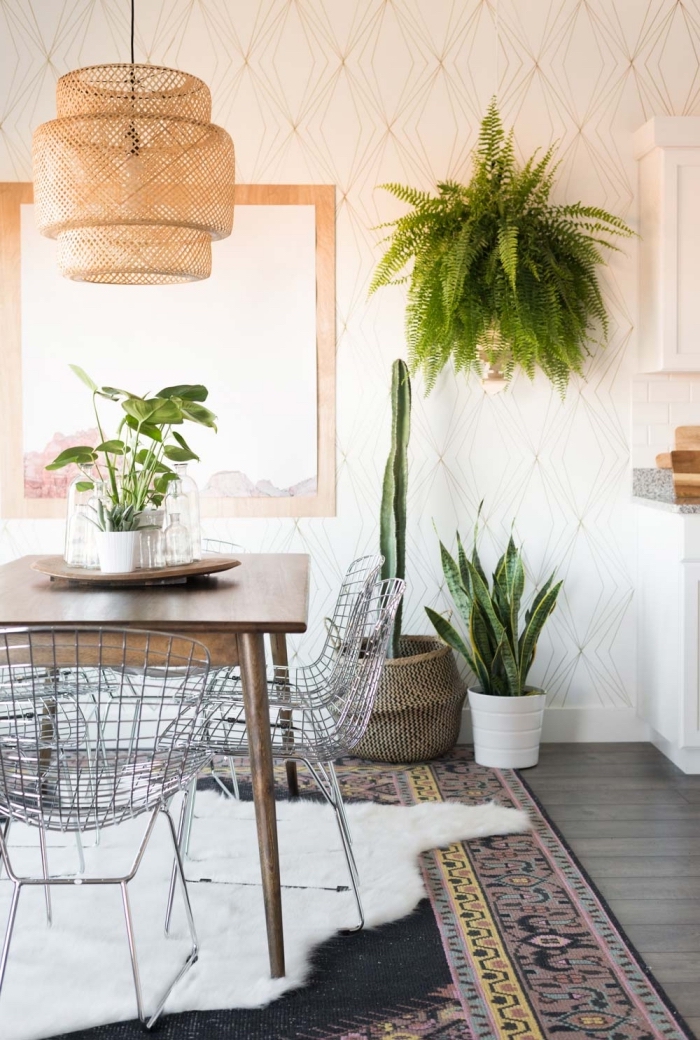 salle à manger d'esprit bohème chic avec meubles bois et cache-pot rotin, modèle de cache pot mural en fibre végétal
