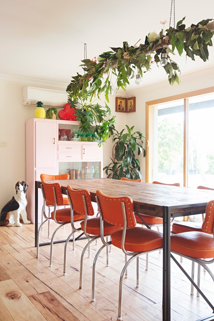 décoration de salle à manger blanche avec meubles bois et accents en couleurs, plante suspendue sur support bois
