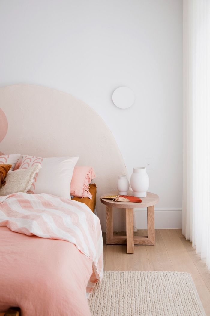 comment faire une tete de lit en peinture rose pastel, décoration pièce fille avec meubles bois et accents roses