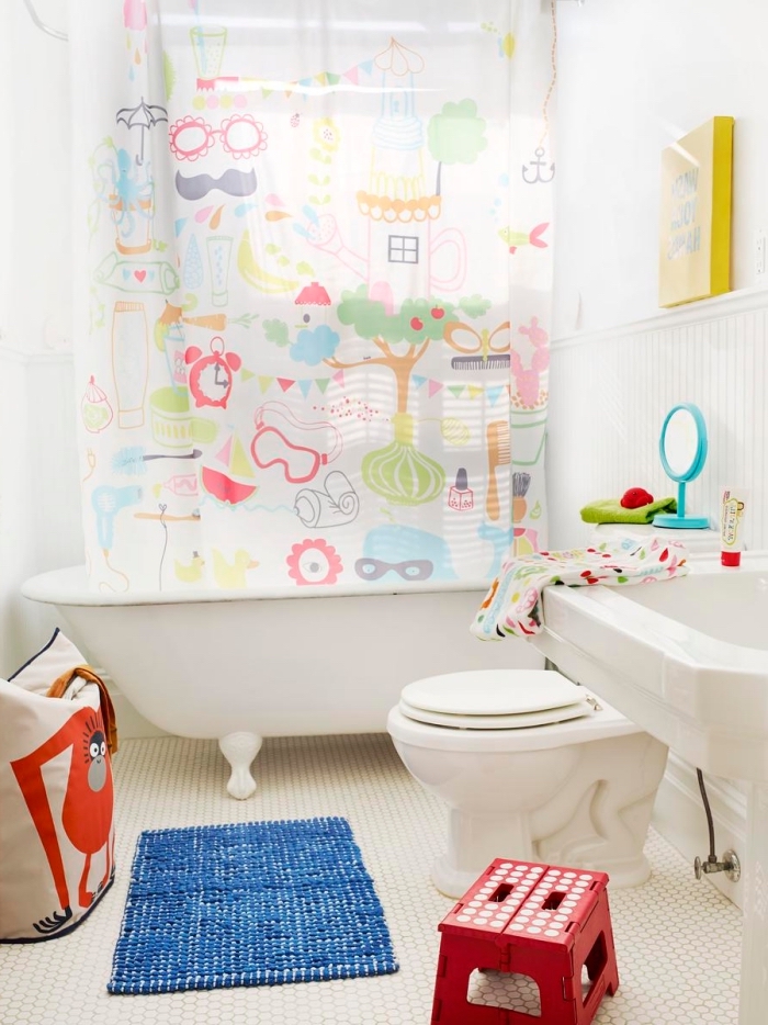 idée deco salle de bain enfant à petit espace, aménagement petite salle d'eau blanche avec accessoires colorés