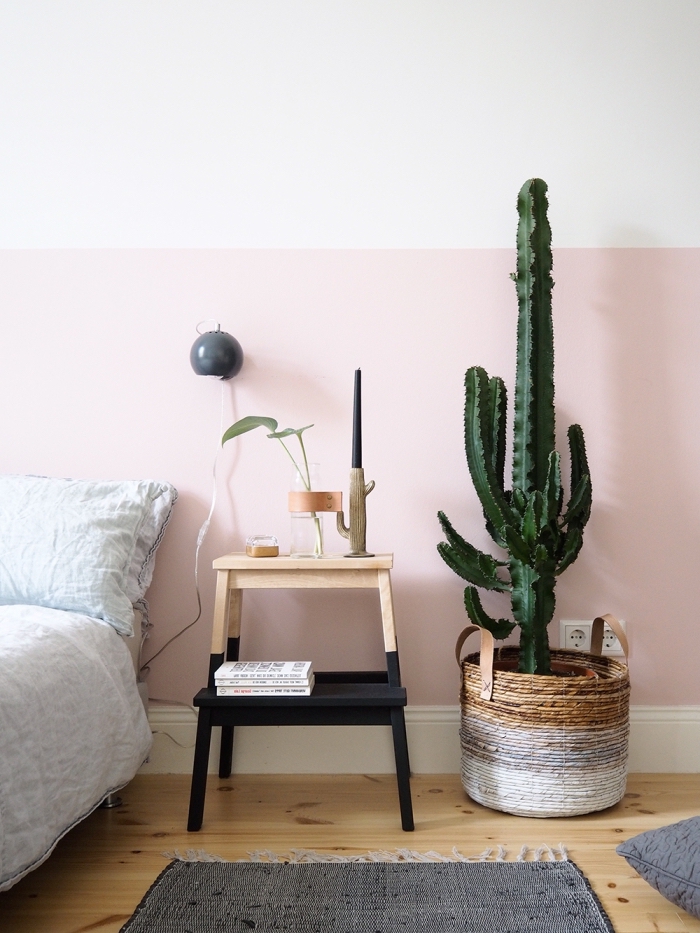 fabriquer une tete de lit originale avec peinture de couleur rose pastel, design chambre bohème aux murs bicolore