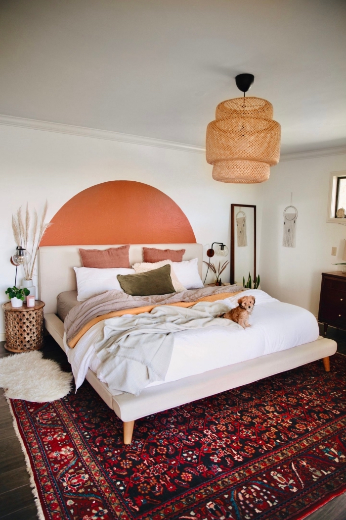 modèle de tete de lit diy en peinture terracotta dans une chambre à coucher blanche aménagée de style bohème