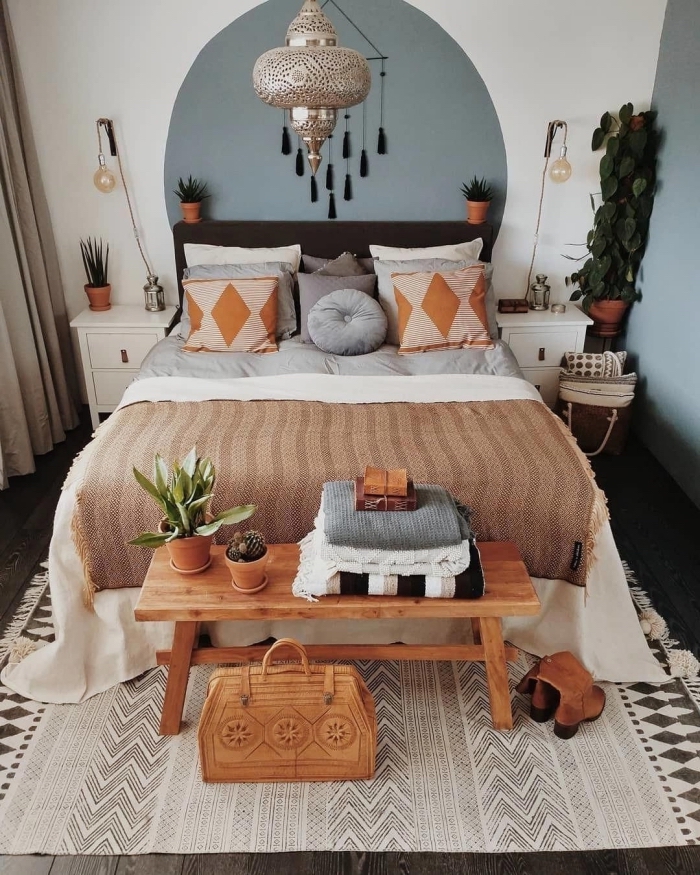 comment décorer une petite chambre de style bohème chic avec accents en marron et gris, exemple de tete de lit a faire soi meme