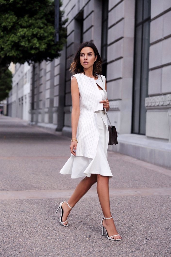 modèles de robes de soirée chic et classe de couleur blanche, style vestimentaire femme classe en robe blanche