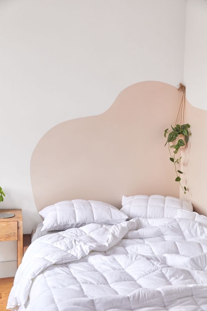 modèle de tete de lit maison avec peinture murale beige, design intérieur minimaliste dans une petite chambre