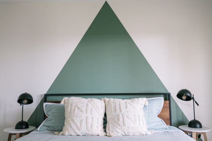 deco tete de lit à réaliser facilement avec couche de peinture verte, design chambre minimaliste aménagée avec meubles bois