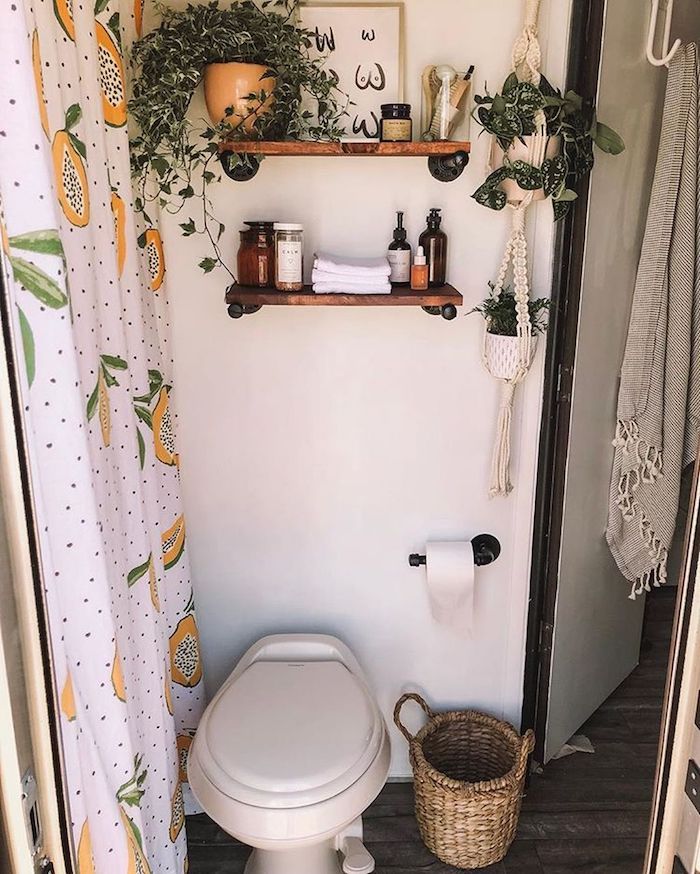 Petite salle de bain toilette cachee du douche avec rideau motif fruit, idee de salle de bain, peinture et étagères pour le mur salle de bain