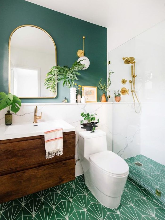 Salle de bain vert et blanc chic vintage, decoration murale miroir et plantes vertes, coin douche avec cloison vitré 