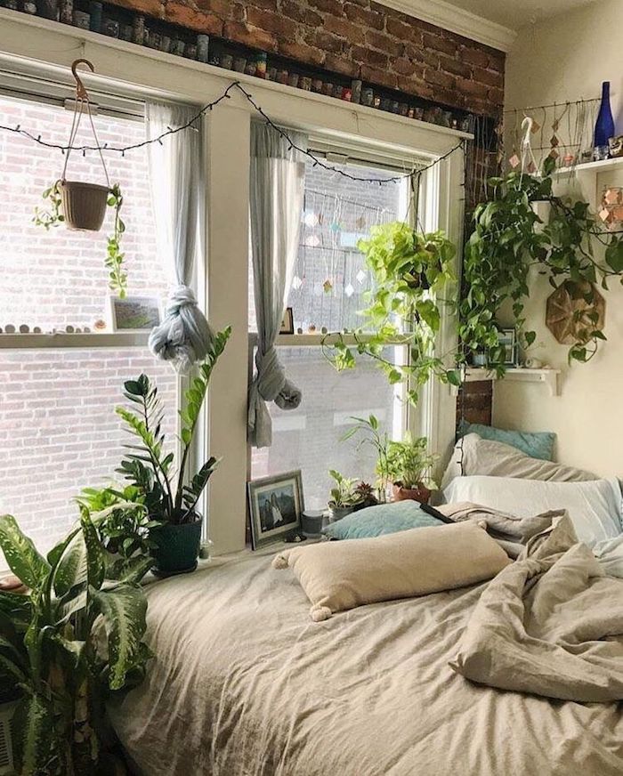 Hippie chic chambre tumblr, guirlande lumineuse, plante d'appartement pour la chambre à coucher, deco jungle