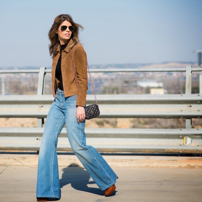 idée de tenue année 70 en jeans évasés combinés avec pull noir et veste en suède marron, accessoires femme style retro