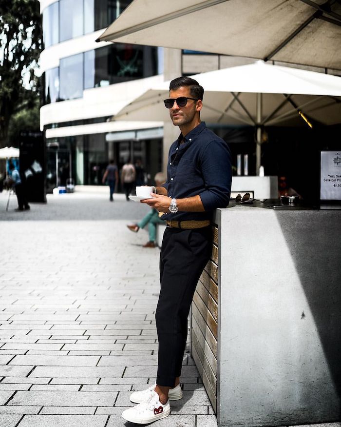 Homme chemise et pantalon noir avec basket blanche, comment s'habiller aujourd hui, tenue de soirée homme