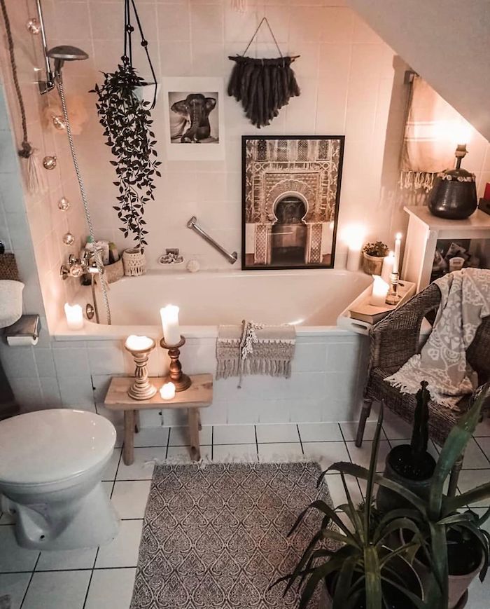 Bohème salle de salle de bain mur deco, tendance salle de bain idée decoration baignoire avec carrelage, plantes vertes