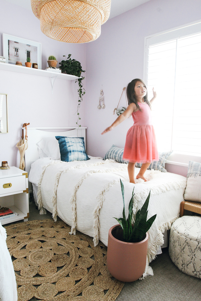 Chambre enfant murs peintes en violet lavande, plante chambre bohème chic déco, plante pour chambre à coucher