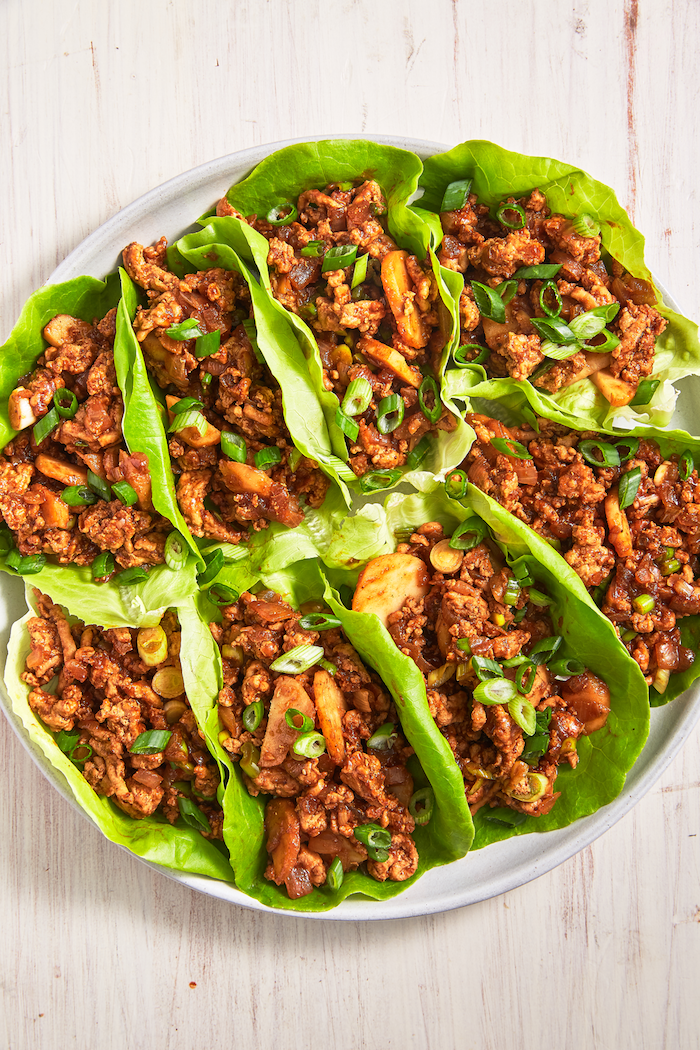 wraps de salade, feuilles de laitue avec viande hachée et légumes, planning menu de la semaine simple, tacos maison à la laitue