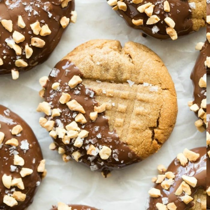 cookies 3 ingédients au beurre de cacahète avec chocolat et noix pour topping, alimentation saine