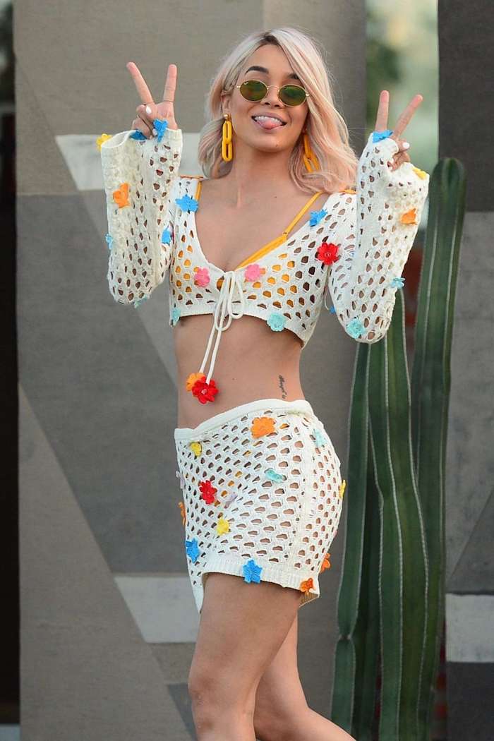 Top crochet fleurie et mini jupe de meme tissu, femme tenue de festival, hippie chic femme, meilleurs looks de Coachella s'habiller pour un festival 
