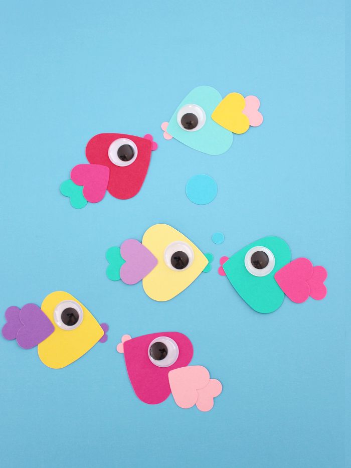 idée d activité manuelle été originale avec des coeurs de papier collés ensemble pour constituer des poissons avec des yeux mobiles sur fond bleu