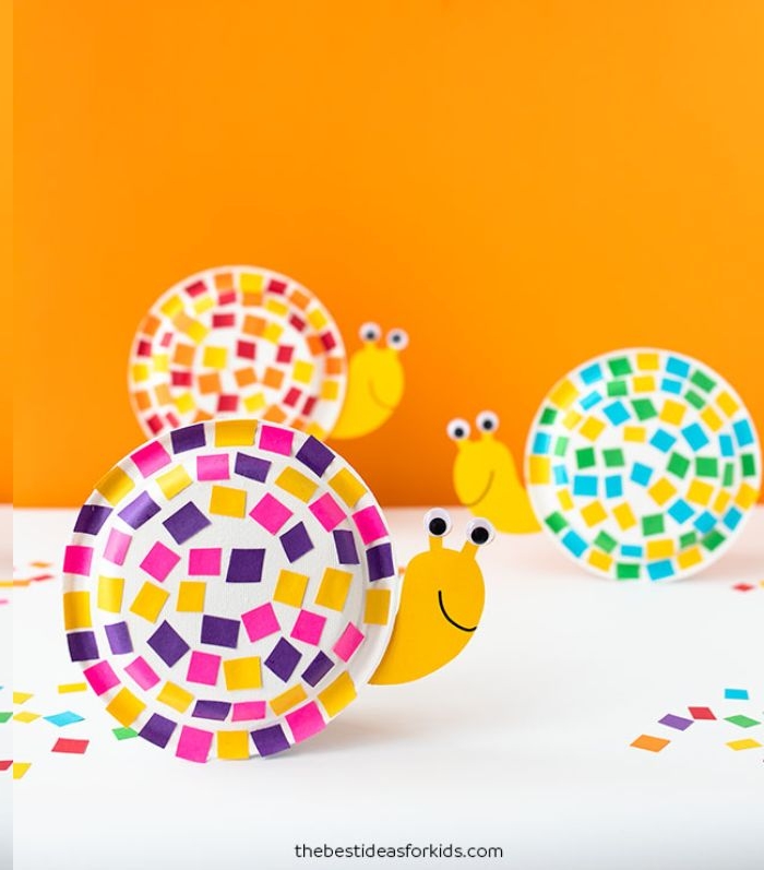 limaçon fabriqué dans assiette de papier à bouts de papier colorés avec tete de papier, activité créative pour enfant de 3 ans