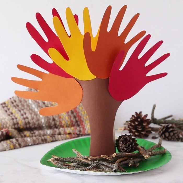 exemple pour faire une activité manuelle automne maternelle, arbre en empreintes de main bricolage avec papier coloré et pommes de pain recup