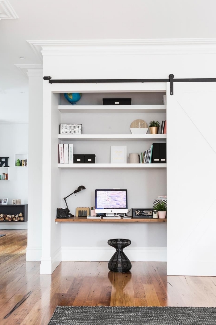 comment créer une zone télétravail dans son salon, idée comment intégrer un bureau en bois dans son meuble de rangement ouvert