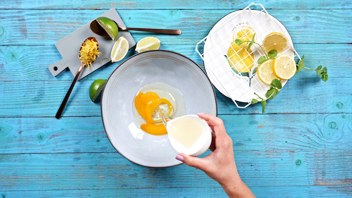 ajouter l huile de coco dans un saladier aux oeufs pour faire cablé citron facile idee de petit dejeuner ket simple et rapide