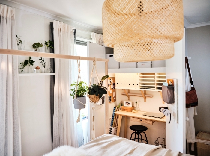 comment créer un coin travail à domicile dans une chambre à coucher, modèle de bureau blanc et bois intégré avec rangement mural