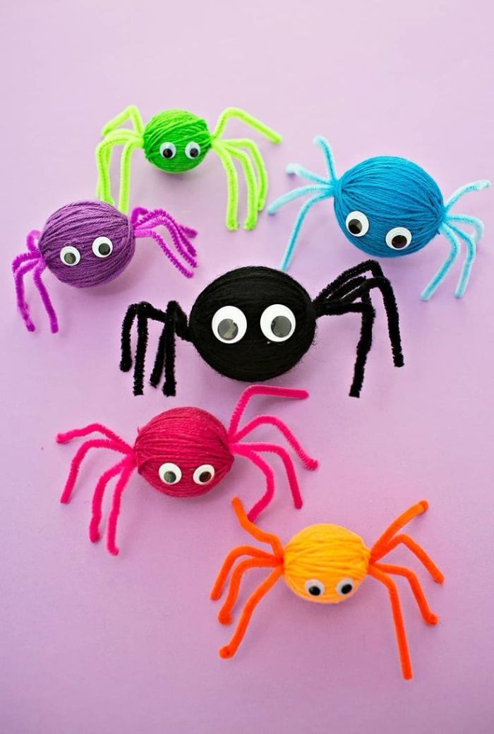 araignés diy en boules de laine coloré avec des cure-pipe et des yeux mobiles, idée activité maanuelle halloween maternelle