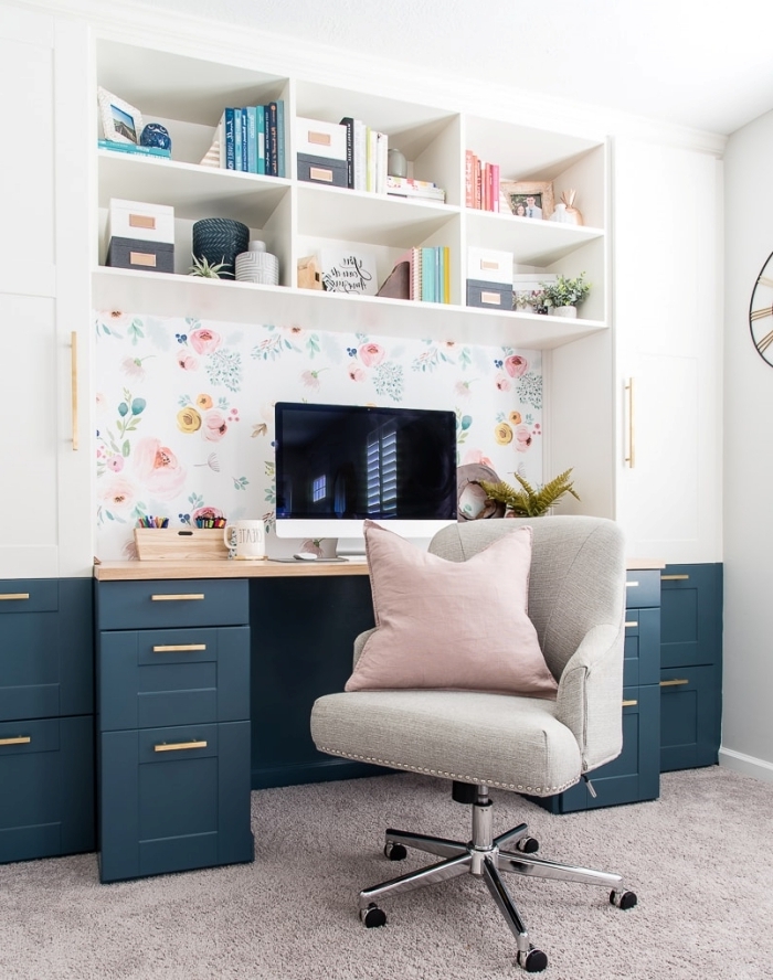 exemple comment décorer un espace de travail avec pan de mur en papier peint à motifs floraux, modèle bureau avec tiroir